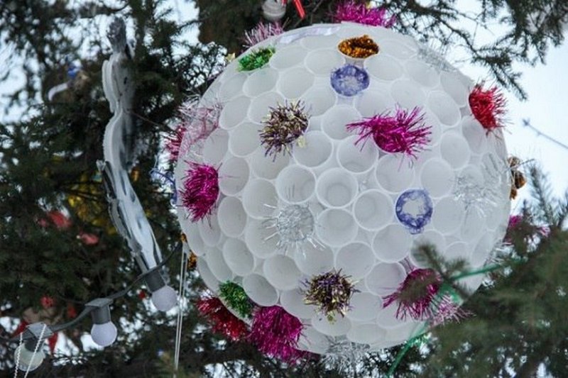 Огромный новогодний елочный шар из пластиковых стаканчиков | oblacco